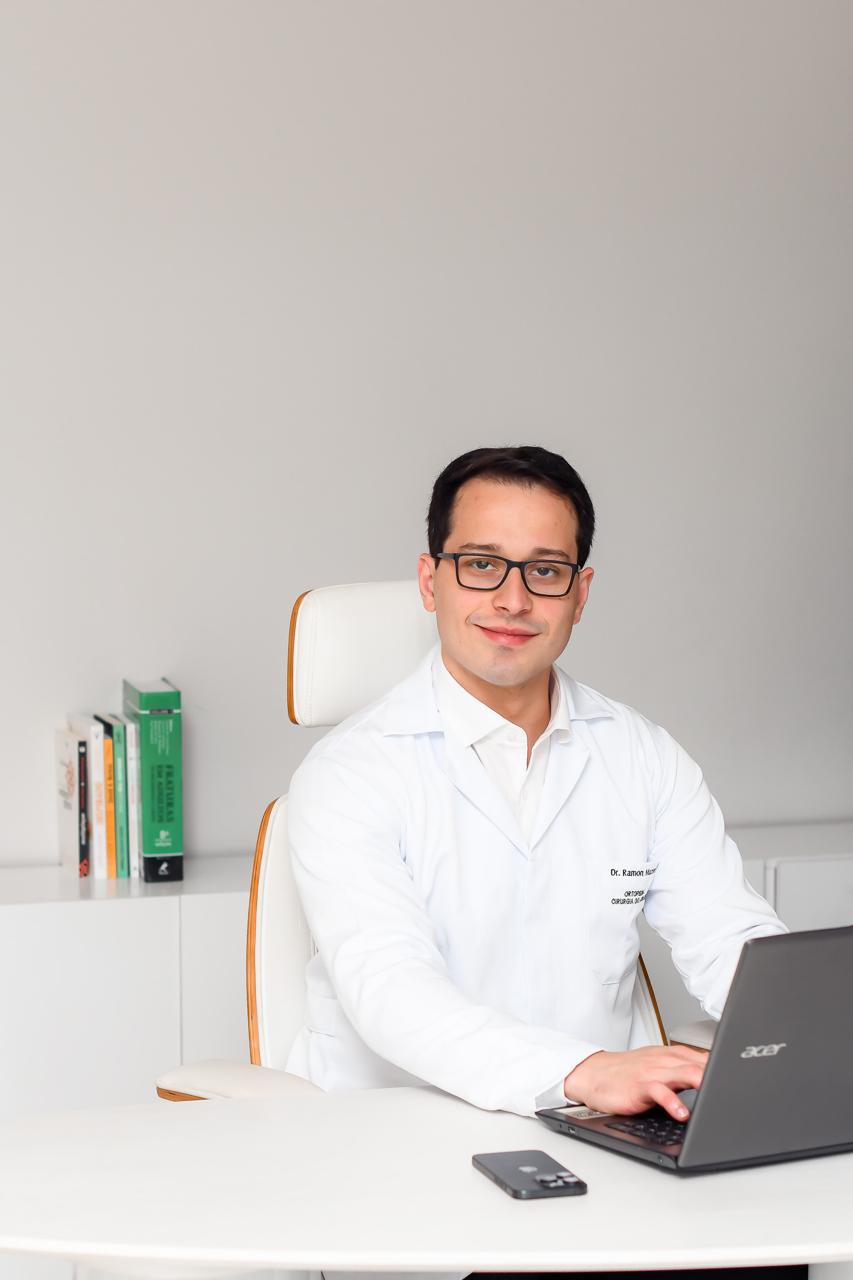 Dr. Ramon Mazon em atendimento no consultório
