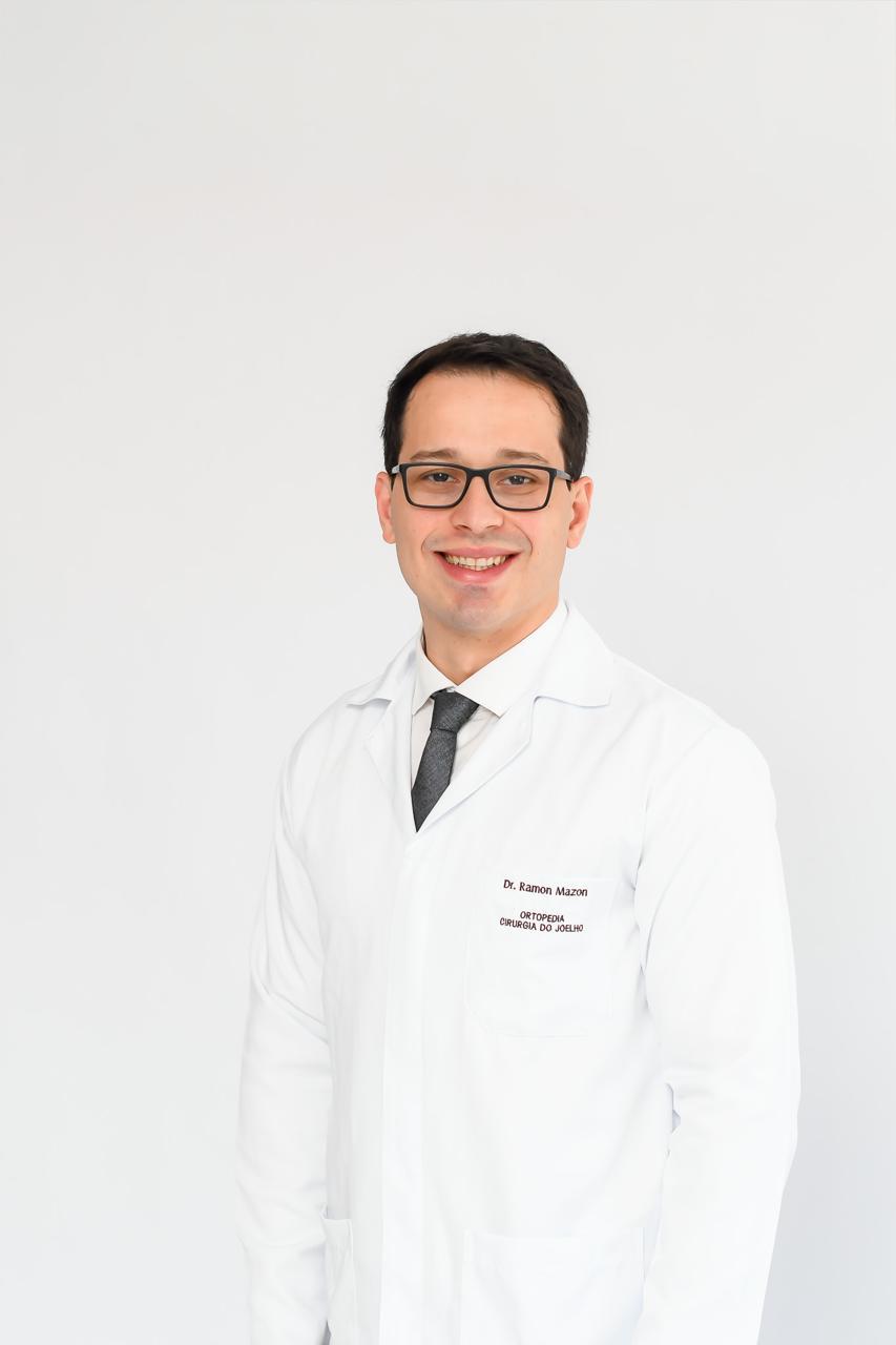 Dr. Ramon Mazon, ortopedista especialista em joelho, de jaleco branco